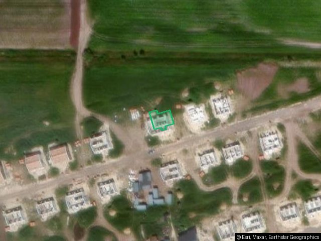 Жилой дом пл. 110,1 м.кв., кад. N 72:17:1206002:5706 и земельный участок 700 м.кв. кад. N 72:17:1206002:3600 по адресу: Тюменская область, Тюменский р-н, Мальковское МО, 13.5-16 км. а/д Тюмень- Криводанова, д. 57. На участке построен дом 110,1 м.кв, черновая отделка. Установлены окна, дверь входная. Имеется септик. Имущество находится в залоге в пользу ПАО "Сбербанк", (ИНН 7707083893). Продажа имущества на торгах приводит к прекращению права залога (ипотеки) - пп. 4 п. 1 ст. 352 ГК РФ и абз. 6 п