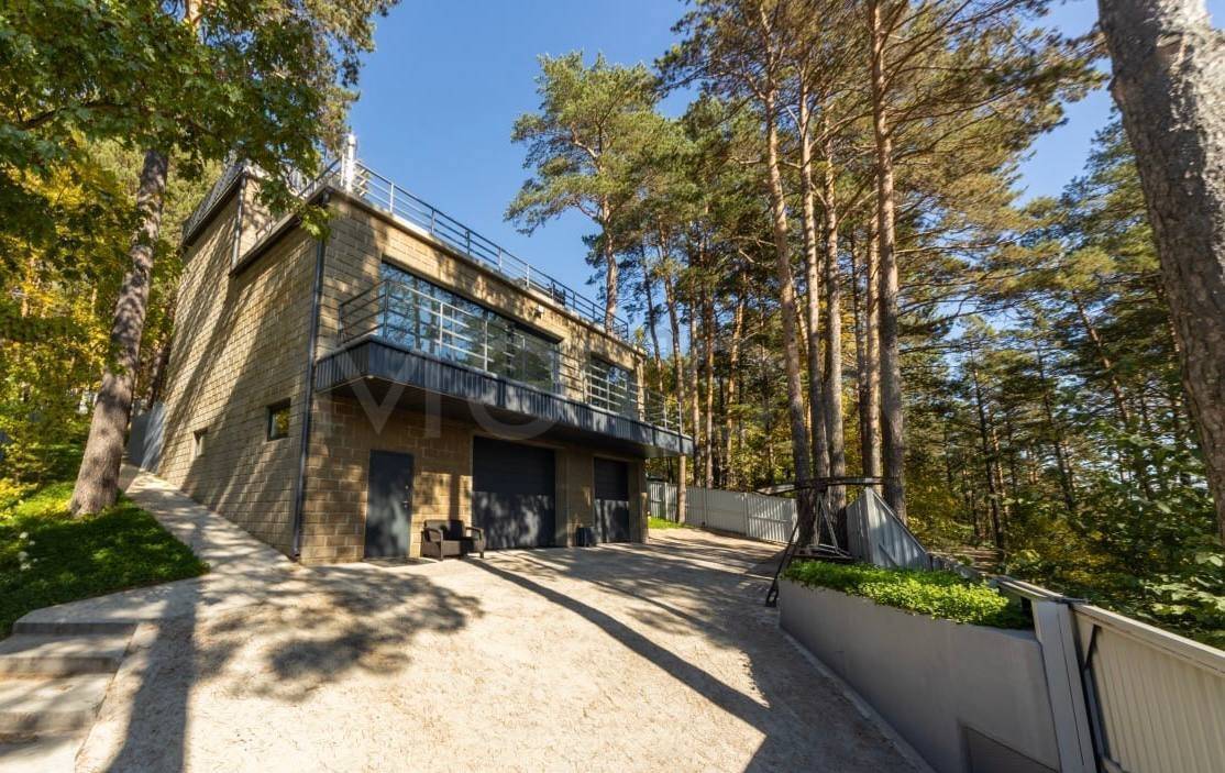 Автономная резиденция на берегу Енисея, пригород Красноярска.