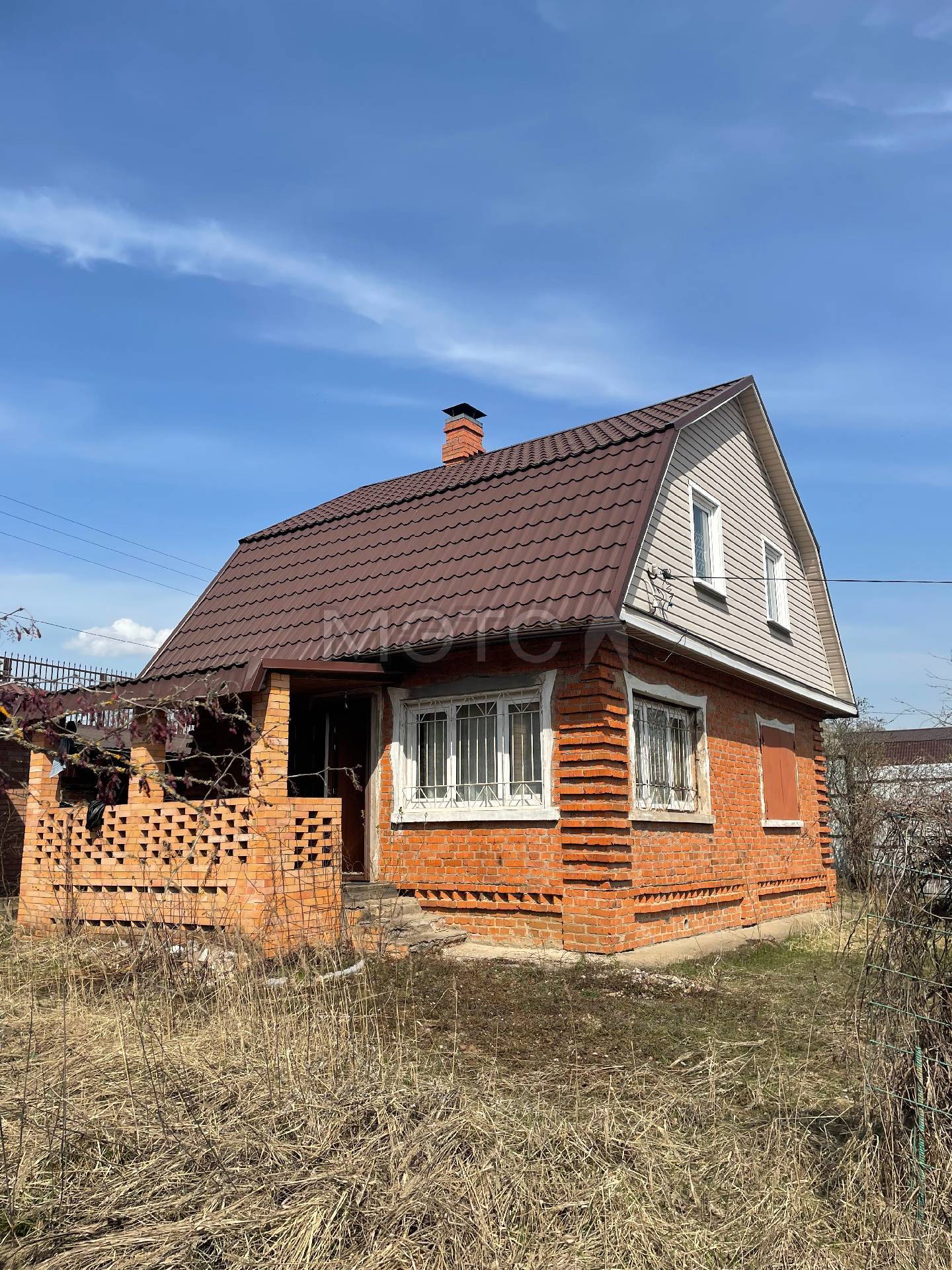 Нежилое здание (дачный кирпичный дом, пригодный для постоянного проживания) с кадастровым номером: 40:27:040807:114, площадью 75 квадратных метров, 3 этажа (с учетом мансарды), 1981 года постройки, расположен по адресу: Калужская область, город Обнинск, территория садового товарищества «Восток», участок 1, с необходимой мебелью, вещами и предметами быта и обстановки, а также незначительные по площади хозяйственно-бытовые постройки (баня и подсобное помещение), не стоящие на кадастровом учёте и п