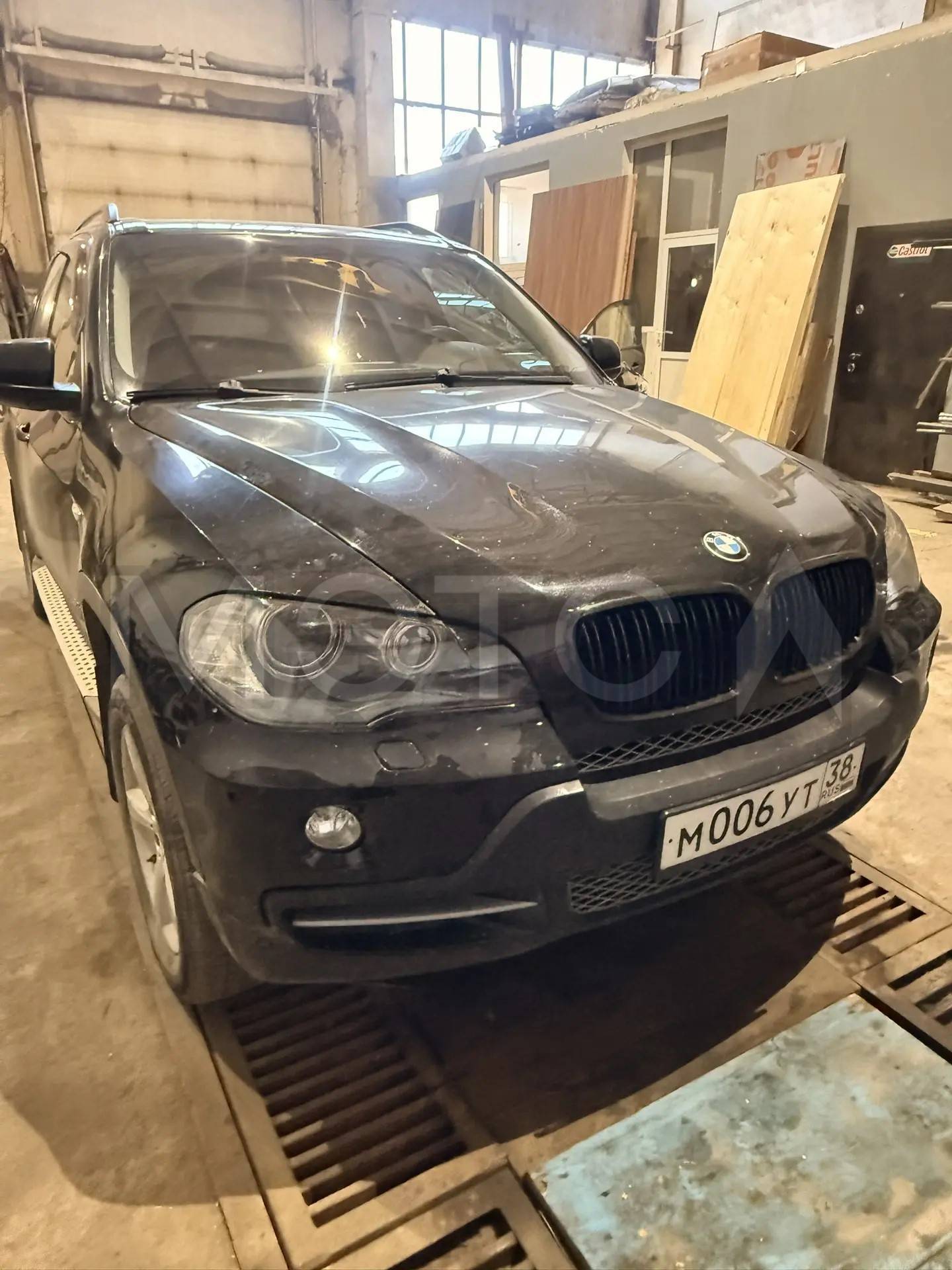 Легковой автомобиль, марка: BMW, модель: X5, год изготовления: 2007, цвет: черный, VIN: 5UXFE43597L018014., г/н: M006УТ38.
Порядок ознакомления с имуществом должника:
Во избежание претензий относительно технического состояния имущества (лота), его комплектности, покупателю действуя добросовестно, необходимо проявить должную осмотрительность и выехать по месту нахождения имущества (лота) с целью его осмотра - лично, либо через представителя. Участники торгов соглашаются с тем, что на момент подпи