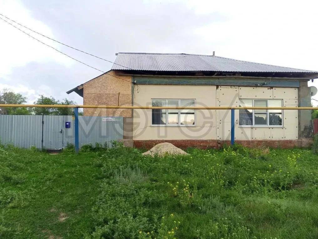 Земельный участок, площадь 1812 +/- 14.9 кв.м., адрес (местонахождение): Россия, Саратовская область, муниципальный район Марксовский, сельское поселение Приволжское, село Бобровка, улица Центральная, земельный участок 7/1, кадастровый (условный) номер: 64:20:012801:17, с распложенным на нем жилым зданием, кадастровый номер 64:20:012801:333, общей площадью 50.6 кв.м., по адресу: Саратовская область, Марксовский район, село Бобровка, ул. Центральная, д. 7/1. Район местоположения жилого дома являе