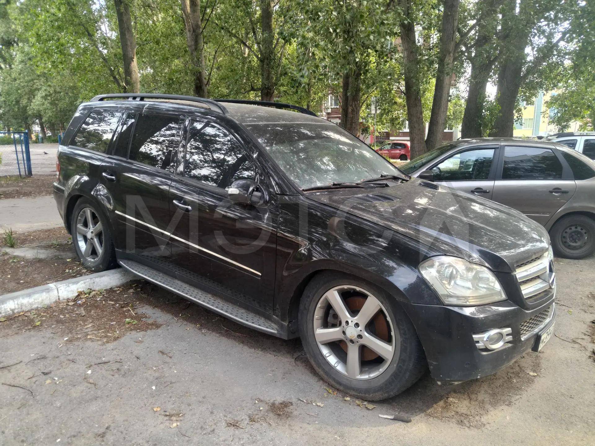 Легковой универсал, марка, модель: MERCEDES-BENZ GL450 4-MA, год выпуска: 2007 г., цвет: черный, VIN: WDC1648711A281510, Паспорт ТС: 63НУ 345576
Сведения о неисправностях:
Автомобиль не на ходу. АКБ отсутствует, АКП в неисправном состоянии, подлежит замене, тормозная система в неисправном состоянии, сколы по кузову, передняя и задняя левые двери, а также заднее левое крыло требуют ремонта, задний бампер разбит, левый молдинг, расположенный на крыше разбит, отсутствуют дворник заднего стекла и пр