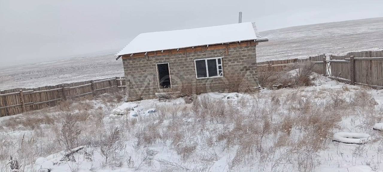 Жилой дом, назначение – жилое, общей площадью 82,8 кв.м., кадастровый номер: 19:02:010202:2180; Земельный участок, общей площадью 1 002 кв.м., кадастровый номер: 19:02:010202:1664, расположенные по адресу: Российская Федерация, Республика Хакасия, г. Черногорск, ул. Аграрная, д. 37
Обращаю внимание, что земельный участок частично зарос сорняком, коммуникации к участку не подключены, есть линия электроснабжения, газа и воды нет. Жилой дом расположенный на участке, в недостроенном состоянии, возве