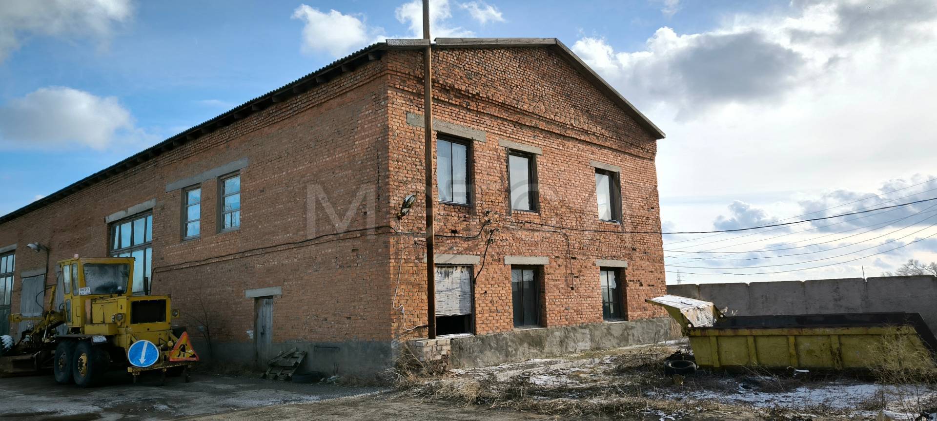 База, расположенная по адресу: Астраханская обл., с. Черный Яр, ул. Костякова, д. 9 составе:
- Земельный участок с кадастровым номером: 30:11:130201:106 площадью 33499 кв.м.,; - Арочное сооружение Ангар, 386 с кадастровым номером: 30:11:130201:4074 площадью 491,8 кв.м.,; - Благоустройство промбазы, 83 с кадастровым номером: 30:11:130201:4191 площадью 8974 кв.м.,; - Гараж кирпичный, 00-000128 с кадастровым номером: 30:11:130301:1094 площадью 520,5 кв.м.,; - Складские помещения, 22 с кадастровым н