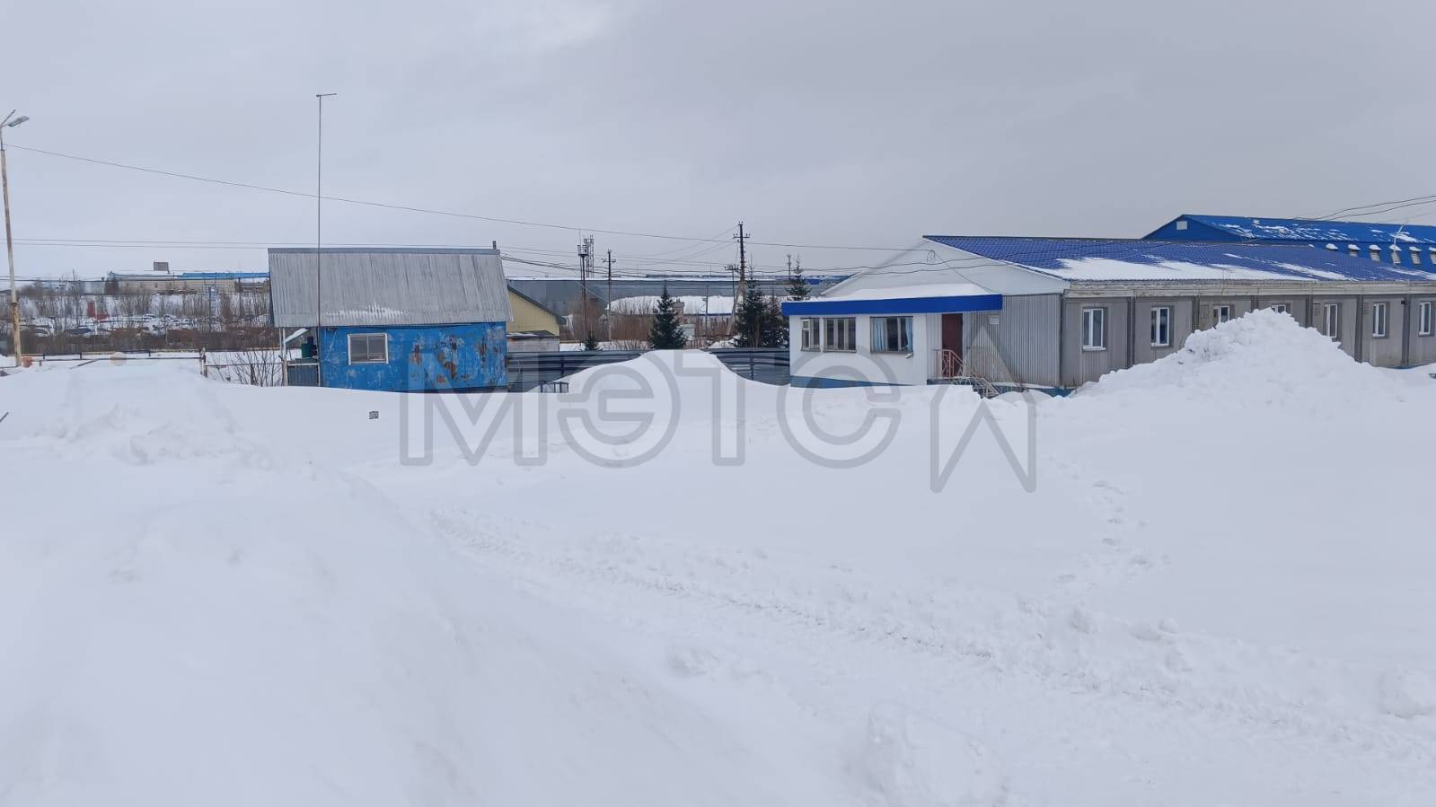 Здание административно-бытового корпуса общей площадью 229,8 кв. м, назначение: нежилое, количество этажей — 1, в том числе подземных — 0, кадастровый номер 11:15:0101015:102, расположенное по адресу: Российская Федерация, Республика Коми, г. Усинск, ул. Магистральная, д. 9а.
Контур Здания расположен в границах земельного участка площадью 10 298 кв. м с кадастровым номером 11:15:0101015:421. На дату размещения сообщения о проведении торгов право собственности на указанный земельный участок зарег