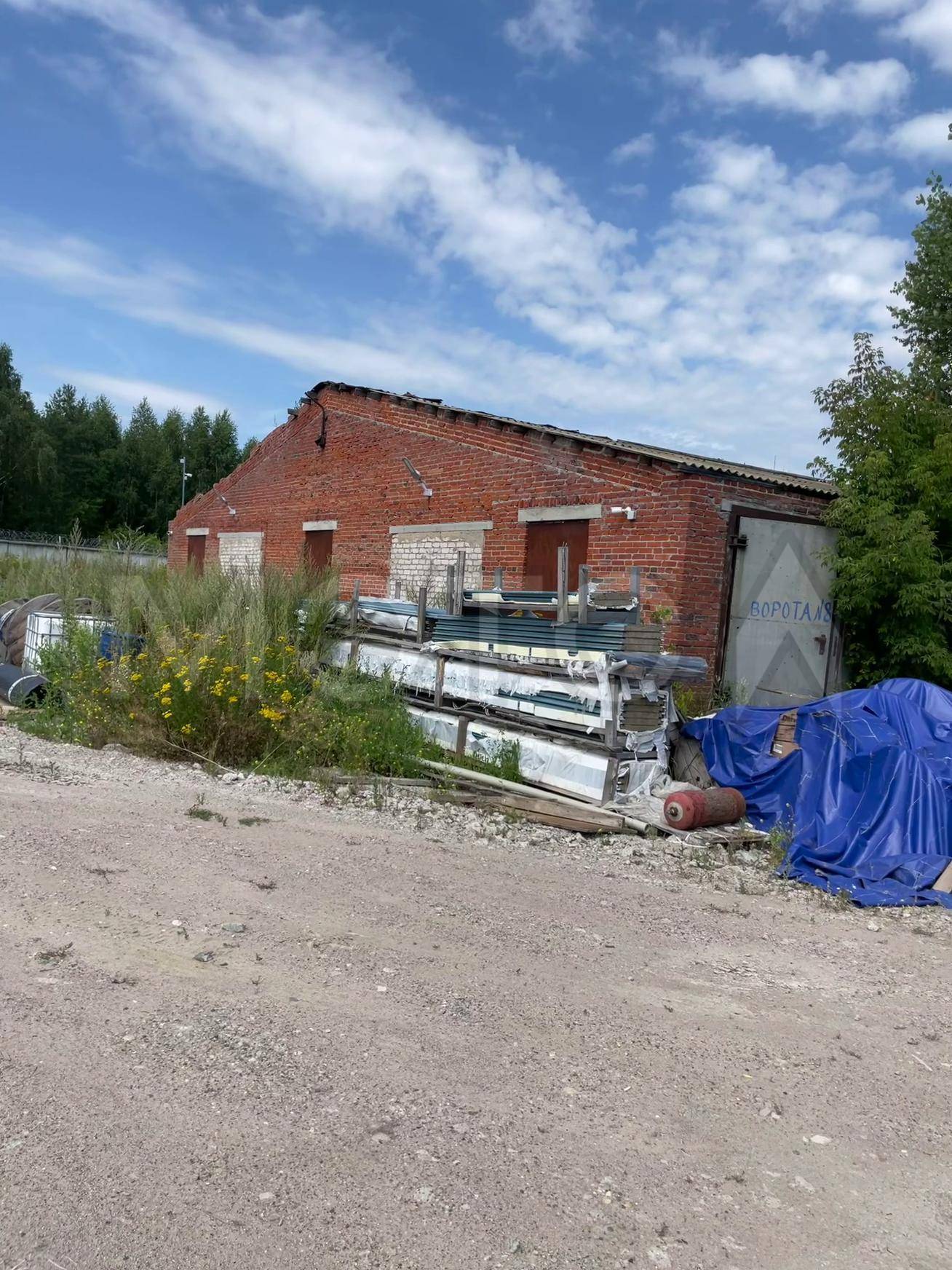 Производственная база в составе 4 земельных участков (г.Казань, ул.2-ая Рабочая, ул. Переломная) и 13 нежилых зданий (г.Казань, ул. Дементьева), а именно: Зем. участок с кад. №16:50:330146:12, пл. 10965 +/- 37 кв.м., по адресу: РТ, г. Казань, ул. 2-я Рабочая (Борисоглебское), з/у 40А; Зем. участок с кад. №16:50:330146:13, пл. 10397 +/- 36 кв.м. по адресу: РТ, г. Казань, ул. 2-я Рабочая (Борисоглебское), з/у 40Б; Зем. участок с кад. № 16:50:330146:15, пл. 18862 +/- 48 кв.м., по адресу: г. Казань,