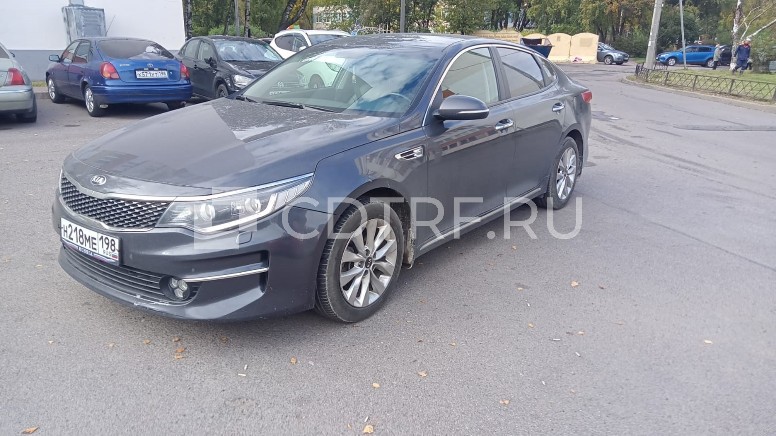 KIA JF (OPTIMA), 2018 г.в., цвет: серый, VIN XWEGU411BJ0007682, является предметом залога АО «Дальневосточный банк». Антифриз куда то уходит, есть сколы, притертости, на задней правой арке жучки пошли. Справа от арки задней притертости дверей, слева небольшие вмятины на передней и задней двери. Передний парктроник не работает, нет запасного колеса. На обоих зеркалах имеются царапины, правый нижний карниз, короб имеет царапины, АКБ в морозы больше -минус 10 не заводит автомобиль.
На переднем бамп