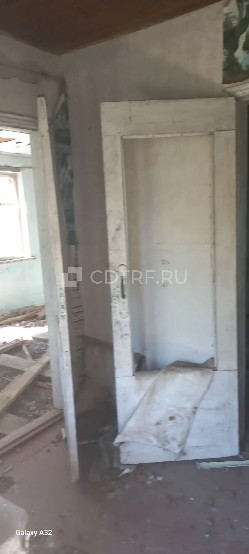 Земельный участок общей площадью 600 +-/- 12 м2, с кадастровым номером 23:19:0106373:3, с расположенным на нем садовым домиком, площадью 25,2 м2, с кадастровым номером 23:19:0106373:456, адрес: Местоположение установлено относительно ориентира, расположенного в границах участка. Почтовый адрес ориентира: Краснодарский край, р-н Ленинградский, с/п Ленинградское, с/т "Ягодка", ул. Центральная, 151. Имущество находится в неудовлетворительном состоянии, требуется капитальный ремонт. Какие-либо инжен