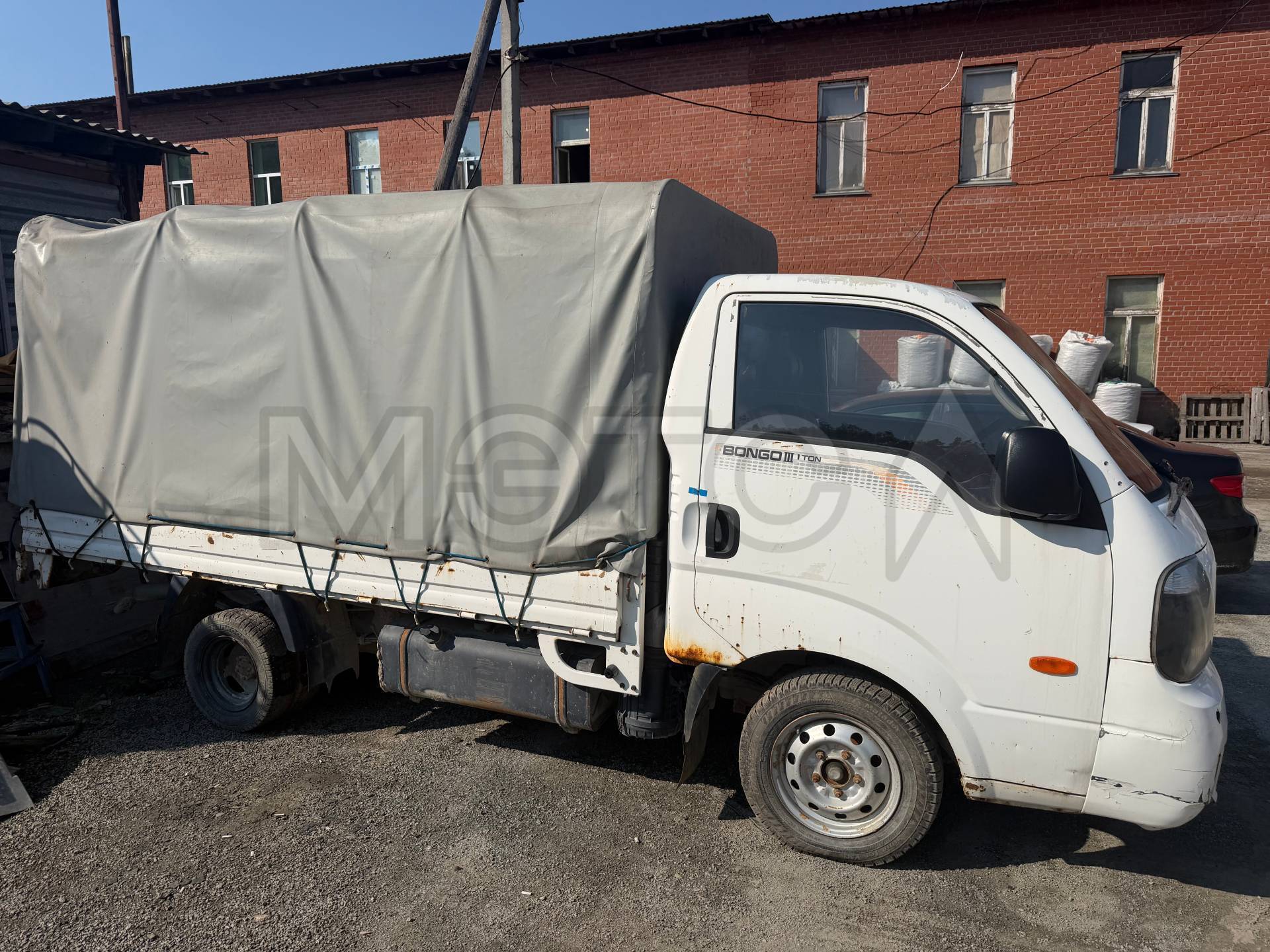 Грузовой-бортовой KIA BONGO III, гос. номер: В754АК 186, VIN KNCSJX76ADK763928, год изготовления ТС: 2013, № двигателя D2036754, тип двигателя - дизельный объемом 2497 куб.см, мощность двигателя 133 л.с., 99,75 кВт (техническое состояние: бывшее в эксплуатации ТС, на послегарантийном периоде эксплуатации, ТС не находу и требует текущего ремонта, имеются следы коррозии кузова, повреждение кабины и ЛКП, передний бампер треснут, лобовое стекло имеет трещины и т.д.).
Порядок ознакомления с имущество
